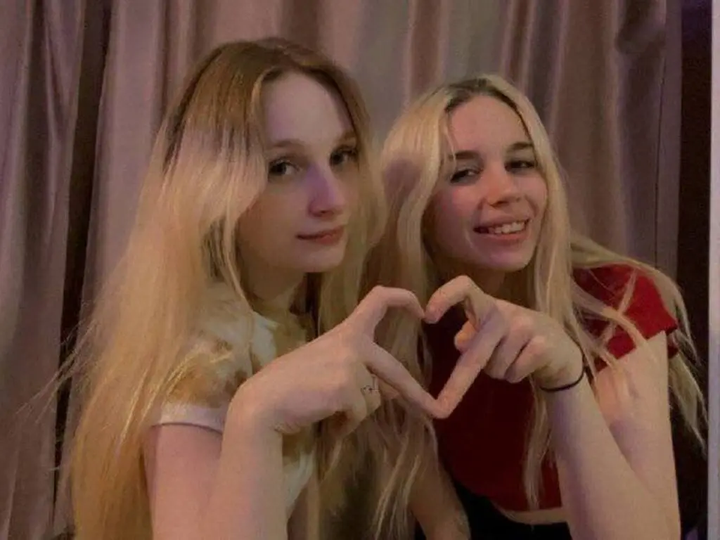 WandaAndDaysi's Live Nude Chat