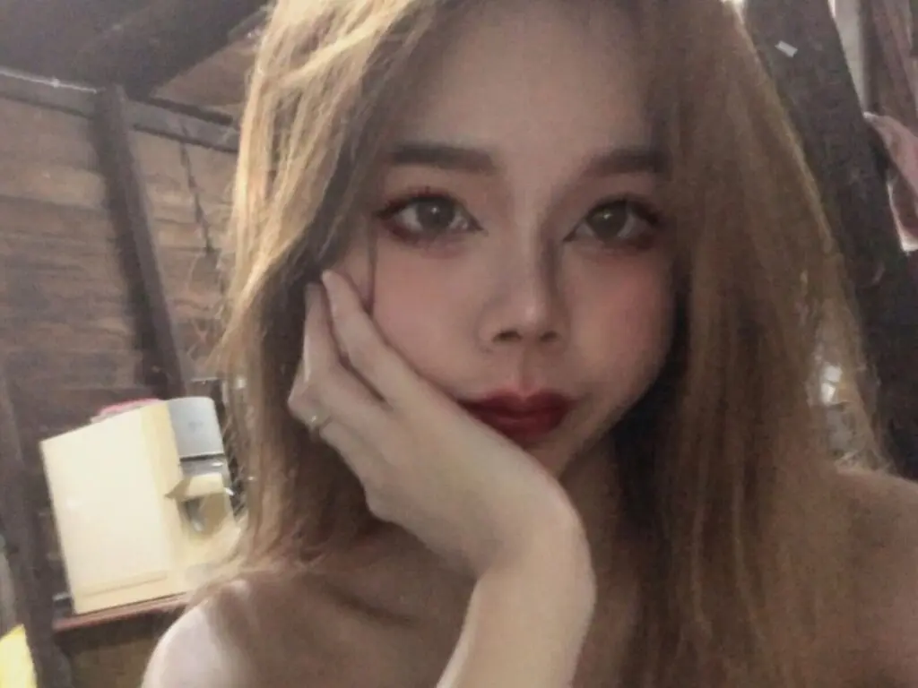 YongKayi's Live Nude Chat